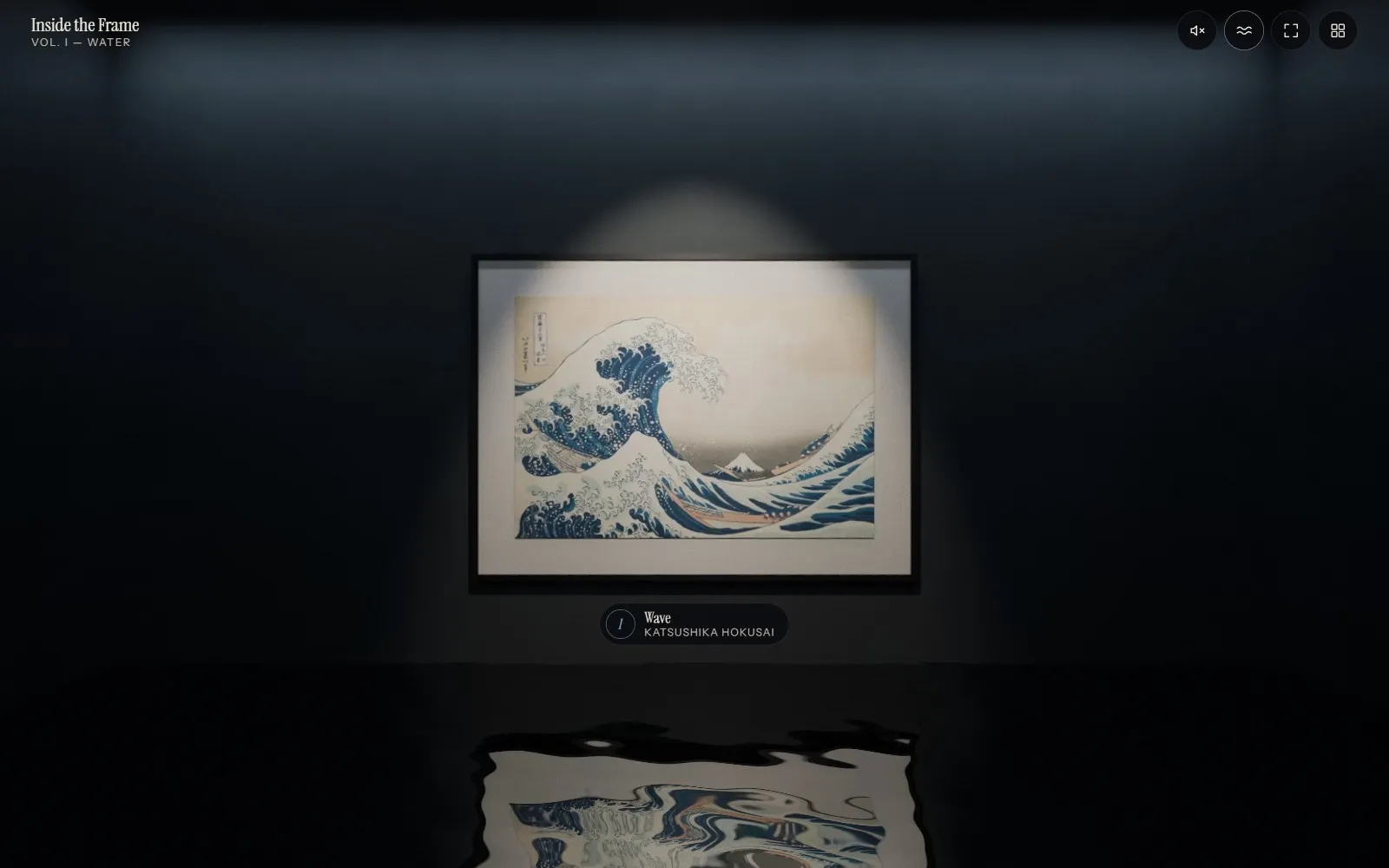 Sala oscura de Inside the Frame con La gran ola de Hokusai bajo un foco, reflejada en el agua del suelo.